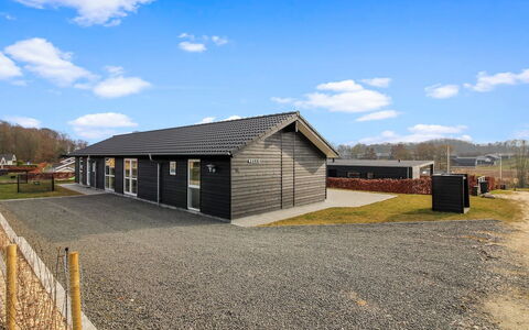Yakari - 300M from the Sea: Meubilair, Interieur Ontwerp, Flooring, Hout, Verdieping, Plafond, Houten Vloer, Stoel, Tafel, Verlichting
