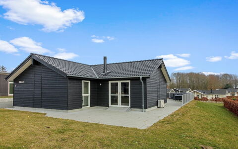 Yakari - 300M from the Sea: Meubilair, Interieur Ontwerp, Flooring, Hout, Verdieping, Plafond, Houten Vloer, Stoel, Tafel, Verlichting