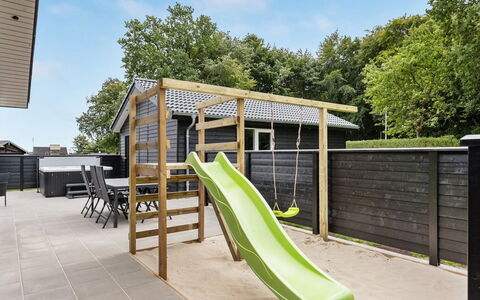 Helina - 180M from the Sea: Blauw, Struik, Verblijf, Groundcover, Tuin, Landgoed, Schaduw, Landscaping, Boerderij, Eco Hotel