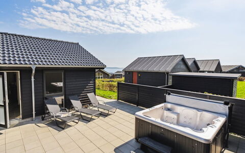 Helina - 180M from the Sea: Blauw, Struik, Verblijf, Groundcover, Tuin, Landgoed, Schaduw, Landscaping, Boerderij, Eco Hotel