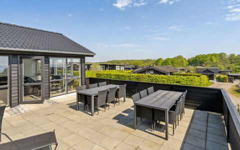 Helina - 180M from the Sea: Blauw, Struik, Verblijf, Groundcover, Tuin, Landgoed, Schaduw, Landscaping, Boerderij, Eco Hotel