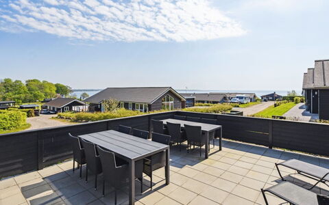 Helina - 180M from the Sea: Blauw, Struik, Verblijf, Groundcover, Tuin, Landgoed, Schaduw, Landscaping, Boerderij, Eco Hotel