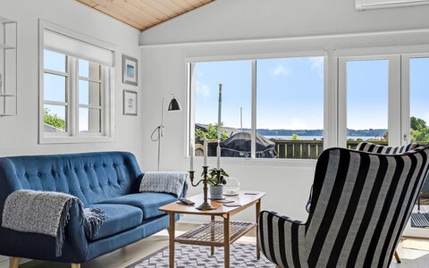 Gülbahar - 300M from the Sea: Meubilair, Interieur Ontwerp, Bankstel, Flooring, Woonkamer, Hout, Verdieping, Kussen Gooien, Kamer, Kussen