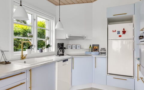 Gülbahar - 300M from the Sea: Interieur Ontwerp, Keuken, Flooring, Toestel Van De Keuken, Countertop, Cabinetry, Major Appliance, Plafond, Huis, Verlichting