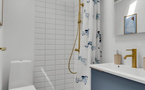 Gülbahar - 300M from the Sea: Loodgieterswerkinrichting, Interieur Ontwerp, Badkamer, Flooring, Loodgieter, Verdieping, Tegel, Kraan, Toilet, Porselein