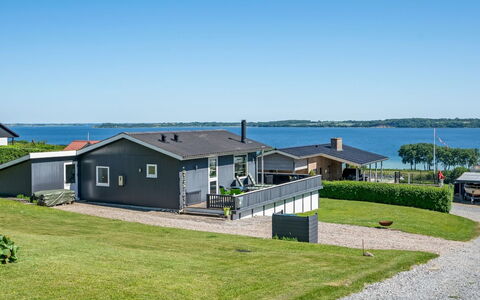 Jenvold - 300M to the Fjord: Dak, Huis, Land Lot, Huis, Verblijf, Landgoed, Garden Gebouwen, Schaduw, Blokhut, Landscaping