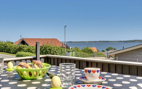 Jenvold - 300M to the Fjord: Dak, Huis, Land Lot, Huis, Verblijf, Landgoed, Garden Gebouwen, Schaduw, Blokhut, Landscaping