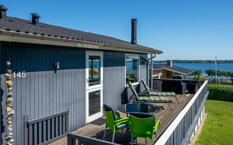 Jenvold - 300M to the Fjord: Dak, Huis, Land Lot, Huis, Verblijf, Landgoed, Garden Gebouwen, Schaduw, Blokhut, Landscaping