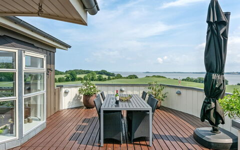 Haraldina - 350M to the Fjord: Meubilair, Interieur Ontwerp, Flooring, Hout, Verdieping, Plafond, Houten Vloer, Stoel, Tafel, Verlichting