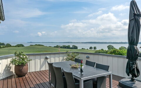 Haraldina - 350M to the Fjord: Meubilair, Interieur Ontwerp, Flooring, Hout, Verdieping, Plafond, Houten Vloer, Stoel, Tafel, Verlichting