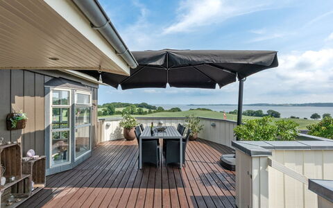 Haraldina - 350M to the Fjord: Meubilair, Interieur Ontwerp, Flooring, Hout, Verdieping, Plafond, Houten Vloer, Stoel, Tafel, Verlichting