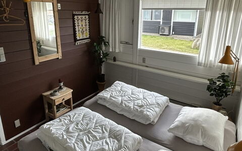 Ditte - 300M from the Sea: Hout, Meubilair, Verdieping, Flooring, Interieur Ontwerp, Slaapkamer, Bed, Laken, Bedding, Kamer