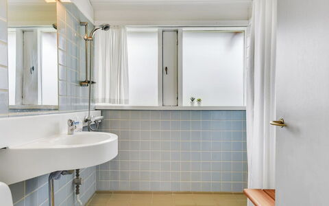 Ditte - 300M from the Sea: Loodgieterswerkinrichting, Badkamer, Interieur Ontwerp, Flooring, Verdieping, Loodgieter, Kraan, Wastafel In De Badkamer, Wastafel, Plafond