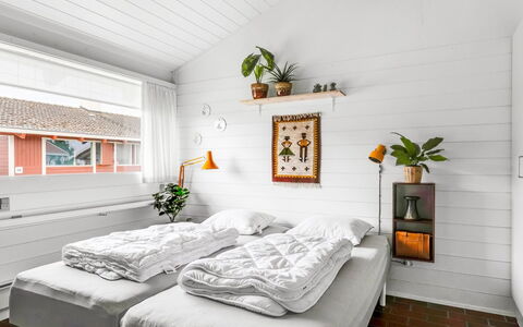 Ditte - 300M from the Sea: Interieur Ontwerp, Plafond, Meubilair, Verdieping, Slaapkamer, Bed, Bedding, Kussen Gooien, Hoofdkussen, Lichte Inrichting