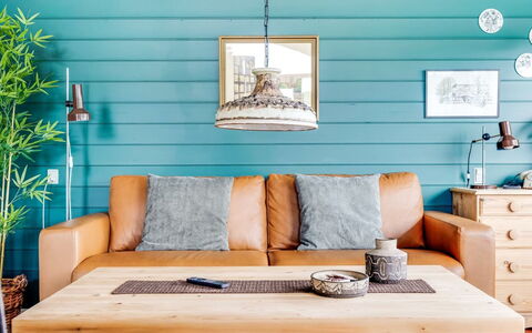 Ditte - 300M from the Sea: Meubilair, Interieur Ontwerp, Flooring, Hout, Verdieping, Plafond, Houten Vloer, Stoel, Tafel, Verlichting