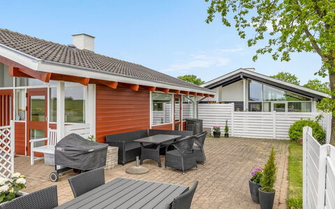 Ditte - 300M from the Sea: Meubilair, Interieur Ontwerp, Flooring, Hout, Verdieping, Plafond, Houten Vloer, Stoel, Tafel, Verlichting