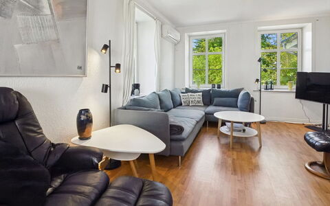 Juuso - 20Km from the Sea: Meubilair, Interieur Ontwerp, Bankstel, Flooring, Muur, Verdieping, Woonkamer, Hout, Plafond, Appartement