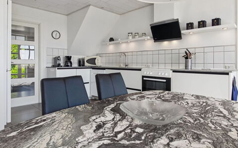 Juuso - 20Km from the Sea: Flooring, Keuken, Interieur Ontwerp, Countertop, Verdieping, Plafond, Toestel Van De Keuken, Cabinetry