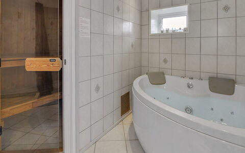 Juuso - 20Km from the Sea: Flooring, Interieur Ontwerp, Verdieping, Loodgieterswerkinrichting, Badkamer, Bad, Plafond, Kamer, Loodgieter, Verlichting