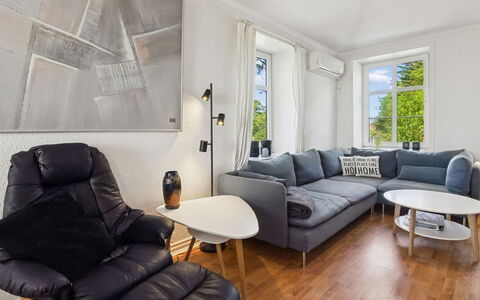 Juuso - 20Km from the Sea: Meubilair, Interieur Ontwerp, Bankstel, Flooring, Verdieping, Muur, Woonkamer, Hout, Plafond, Appartement