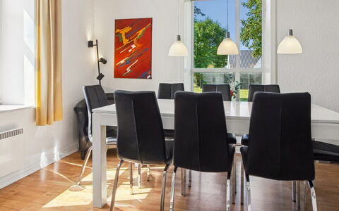 Juuso - 20Km from the Sea: Meubilair, Interieur Ontwerp, Flooring, Stoel, Tafel, Verdieping, Eetkamer, Hout, Keuken En Eettafel, Plafond