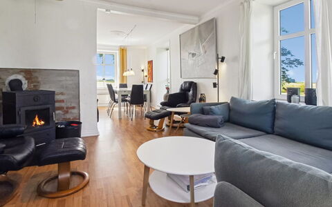 Juuso - 20Km from the Sea: Meubilair, Interieur Ontwerp, Flooring, Verdieping, Bankstel, Hout, Woonkamer, Houten Vloer, Plafond, Kamer