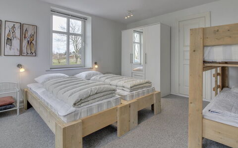 Juuso - 20Km from the Sea: Bed, Slaapkamer, Meubilair, Bedding, Interieur Ontwerp, Hout, Laken, Verdieping, Plafond, Flooring