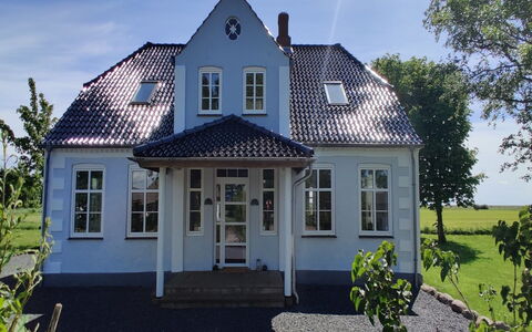 Juuso - 20Km from the Sea: Gebouw, Venster, Huis, Dak, Huis, Woongebied, Verblijf, Deur, Siding, Landgoed