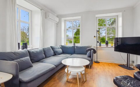 Juuso - 20Km from the Sea: Interieur Ontwerp, Meubilair, Flooring, Bankstel, Verdieping, Hout, Woonkamer, Kamer, Houten Vloer