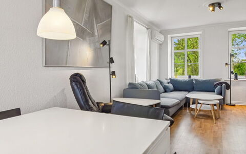 Juuso - 20Km from the Sea: Meubilair, Interieur Ontwerp, Flooring, Bankstel, Verdieping, Muur, Hout, Plafond, Woonkamer, Kamer