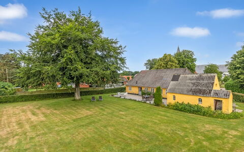 Ilsa - 9.8Km from the Sea: Gras, Groen, Huis, Struik, Landschap, Verblijf, Dak, Huis, Landelijk Gebied