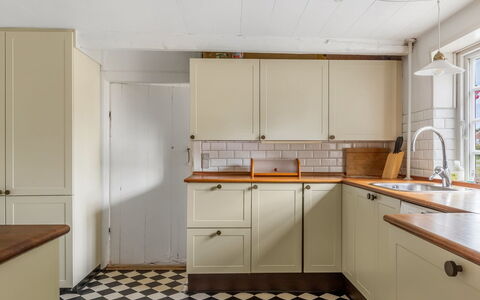 Ilsa - 9.8Km from the Sea: Keuken, Flooring, Cabinetry, Toestel Van De Keuken, Countertop, Interieur Ontwerp, Hout, Major Appliance, Verdieping, Lade
