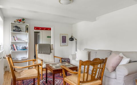 Ilsa - 9.8Km from the Sea: Meubilair, Interieur Ontwerp, Flooring, Muur, Bankstel, Verdieping, Hout, Woonkamer, Plafond, Kamer