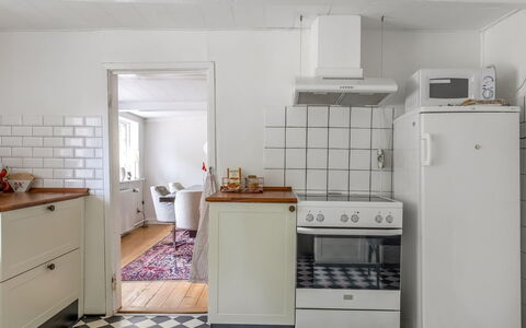 Ilsa - 9.8Km from the Sea: Toestel Van De Keuken, Flooring, Keuken, Major Appliance, Verdieping, Cabinetry, Hout, Interieur Ontwerp, Countertop, Fornuis