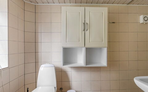 Ilsa - 9.8Km from the Sea: Flooring, Muur, Interieur Ontwerp, Loodgieterswerkinrichting, Verdieping, Wastafel, Hout, Wastafel In De Badkamer, Badkamer, Kraan