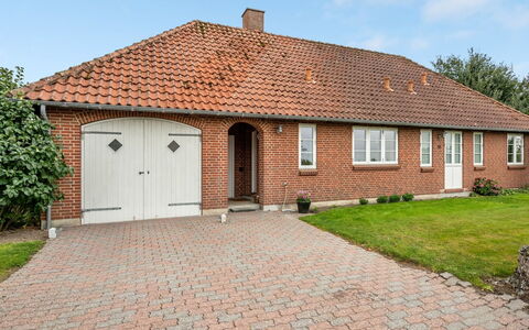 Nita - 24Km from the Sea: Blauw, Struik, Verblijf, Groundcover, Tuin, Landgoed, Schaduw, Landscaping, Boerderij, Eco Hotel