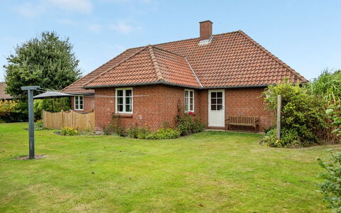 Nita - 24Km from the Sea: Blauw, Struik, Verblijf, Groundcover, Tuin, Landgoed, Schaduw, Landscaping, Boerderij, Eco Hotel