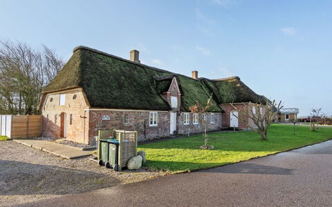 Anje - 16Km from the Sea: Hout, Dak, Architectuur, Huis, Huis, Verblijf, Siding, Hardwood, Helling, Landgoed