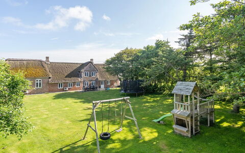 Anje - 16Km from the Sea: Hout, Dak, Architectuur, Huis, Huis, Verblijf, Siding, Hardwood, Helling, Landgoed
