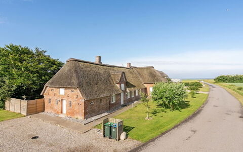 Anje - 16Km from the Sea: Hout, Dak, Architectuur, Huis, Huis, Verblijf, Siding, Hardwood, Helling, Landgoed