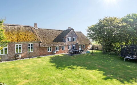 Anje - 16Km from the Sea: Hout, Dak, Architectuur, Huis, Huis, Verblijf, Siding, Hardwood, Helling, Landgoed