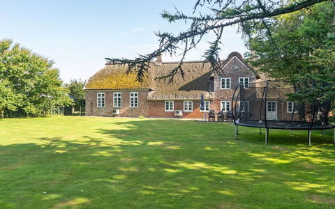 Anje - 16Km from the Sea: Hout, Dak, Architectuur, Huis, Huis, Verblijf, Siding, Hardwood, Helling, Landgoed