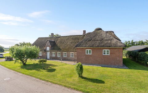 Anje - 16Km from the Sea: Hout, Dak, Architectuur, Huis, Huis, Verblijf, Siding, Hardwood, Helling, Landgoed