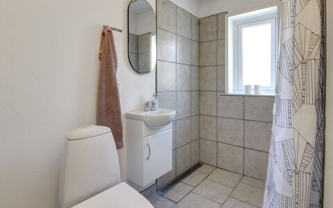 Skarpe: Muur, Flooring, Verdieping, Loodgieterswerkinrichting, Interieur Ontwerp, Toilet, Wc Bril, Badkamer, Loodgieter, Kamer