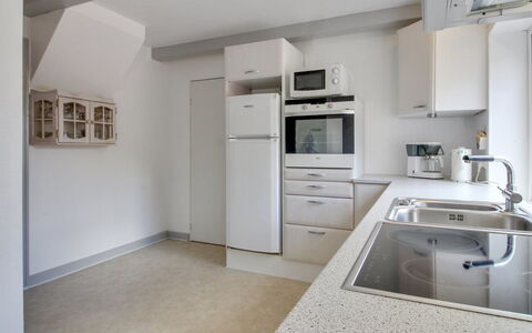 Skarpe: Keuken, Countertop, Flooring, Toestel Van De Keuken, Interieur Ontwerp, Cabinetry, Verdieping, Major Appliance, Plafond, Wastafel