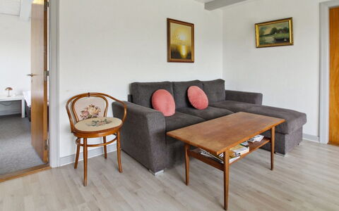 Skarpe: Meubilair, Flooring, Interieur Ontwerp, Verdieping, Bankstel, Hout, Kamer, Plafond, Tafel, Woonkamer