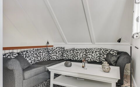 Joar - 5M to the Fjord: Meubilair, Flooring, Verdieping, Interieur Ontwerp, Huis, Woonkamer, Bankstel, Kamer, Appartement