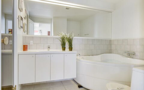 Joar - 5M to the Fjord: Interieur Ontwerp, Flooring, Muur, Verdieping, Loodgieterswerkinrichting, Plafond, Badkamer, Bad, Badkamerkast, Loodgieter