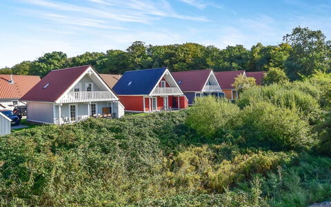 Uffe - 100M to the Fjord: Gebouw, Huis, Venster, Huis, Dak, Woongebied, Struik, Verblijf, Land Lot