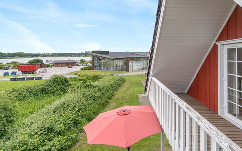 Uffe - 100M to the Fjord: Gebouw, Huis, Venster, Huis, Dak, Woongebied, Struik, Verblijf, Land Lot
